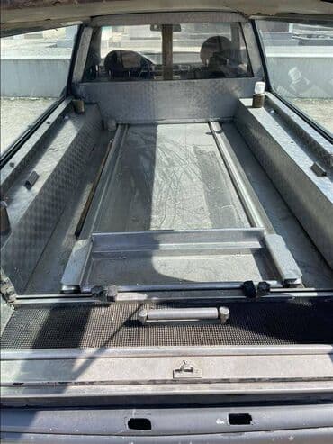 Mercedes-Benz: Mercedes-Benz E 250: 2.5 l | 1989 year MPV — 4