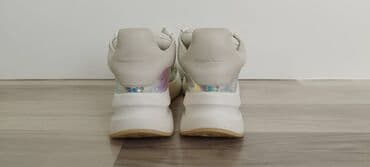Γυναικεία είδη Υπόδησης: Alexander McQueen sneakers Δέρμα σε κρεμ, ολόγραφο. Μέγεθος πάτος — 6