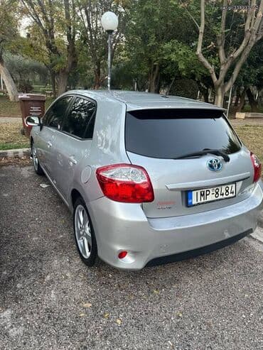 Transport: Toyota Auris: 1.8 l | 2011 year Hatchback — 1