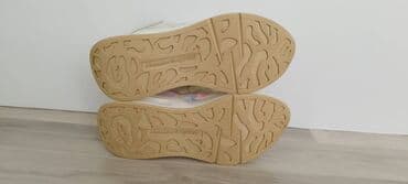 Γυναικεία είδη Υπόδησης: Alexander McQueen sneakers Δέρμα σε κρεμ, ολόγραφο. Μέγεθος πάτος — 9