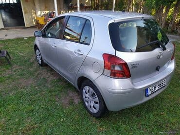 Μεταχειρισμένα Αυτοκίνητα: Toyota Yaris: 1.3 l. | 2011 έ. Χάτσμπακ — 3