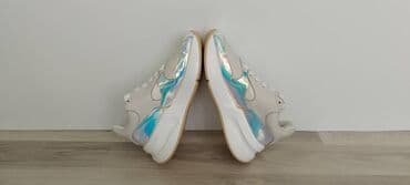 Γυναικεία είδη Υπόδησης: Alexander McQueen sneakers Δέρμα σε κρεμ, ολόγραφο. Μέγεθος πάτος — 7