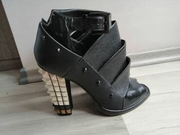 Δερμάτινα σανδάλια Fendi σε πολύ καλή κατάσταση αυθεντικό φυσικά