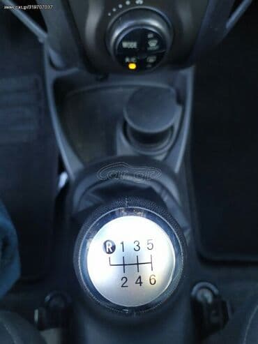 Μεταχειρισμένα Αυτοκίνητα: Toyota Yaris: 1.3 l. | 2011 έ. Χάτσμπακ — 5