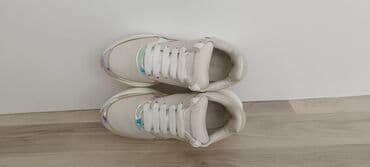 Γυναικεία είδη Υπόδησης: Alexander McQueen sneakers Δέρμα σε κρεμ, ολόγραφο. Μέγεθος πάτος — 8