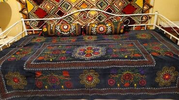 Ένα κάλυμμα κρεβατιού και δύο μαξιλάρια. Κεντημένο σε παραδοσιακό at lalafo.gr Ένα κάλυμμα κρεβατιού και δύο μαξιλάρια. Κεντημένο σε παραδοσιακό