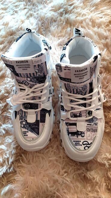 Αθλητικά παπούτσια. Άνετα, μαλακά, όμορφα και στη μόδα αυτή τη στιγμή at lalafo.gr Αθλητικά παπούτσια. Άνετα, μαλακά, όμορφα και στη μόδα αυτή τη στιγμή